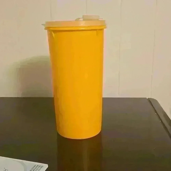 Vintage Tupperware- Yellow  Handolier 261-5 with clear seal 563-2 - Picture 2 of 5